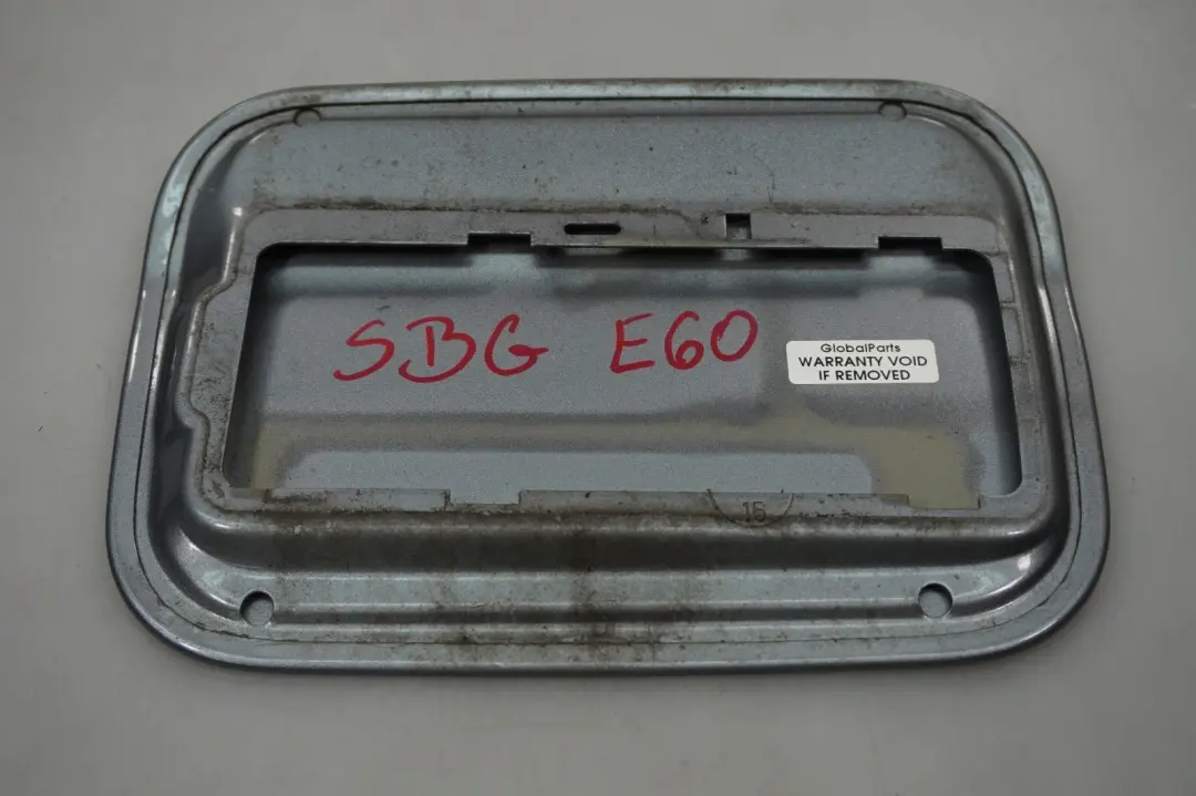 BMW E60 E61 Fuel Cover Fill In Flap Silbergrau Metallic Silver Grey A08 - SKU 7034281-SBG - Número de pieza 7034281