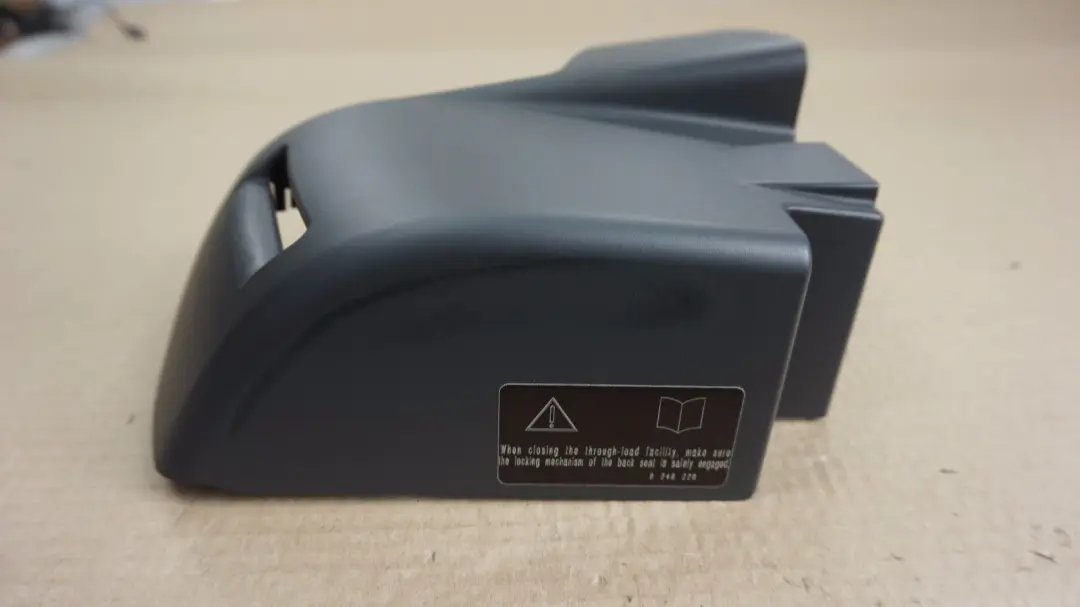 Copertura Gurtautomat Destra Grigio Basalto Grigio per BMW X3 E83 con numero di parte 3400512 BMW X3 E83 Copertura Gurtautomat Destra Grigio Basalto Grigio - SKU 3400512-BG - Numero di parte 3400512