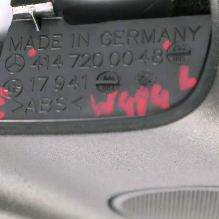 W414 Links Tür Dreieck Trim Panel Lautsprecher Abdeckung für Mercedes Vaneo mit Teilenummer A4147200048 Mercedes Vaneo W414 Links Tür Dreieck Trim Panel Lautsprecher Abdeckung - SKU A4147200048 - Teilenummer A4147200048