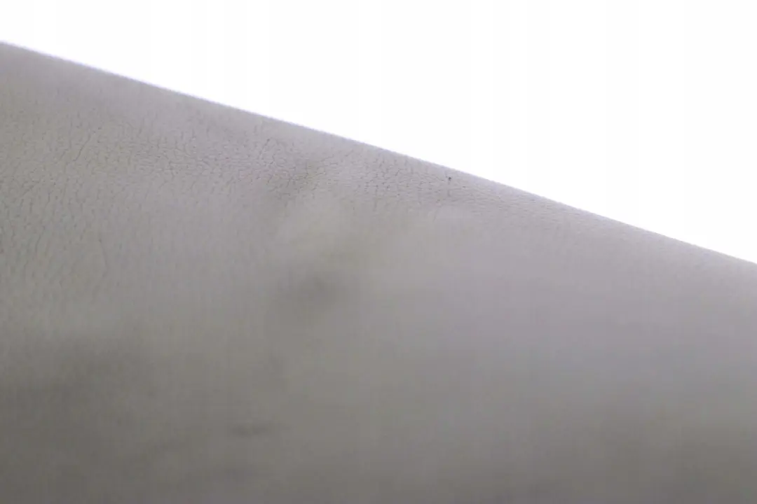 Finitura laterale sedile posteriore destro pelle grigia per BMW E61 Touring con numero di parte 7119126 BMW E61 Touring Finitura laterale sedile posteriore destro pelle grigia - SKU 7119126 - Numero di parte 7119126