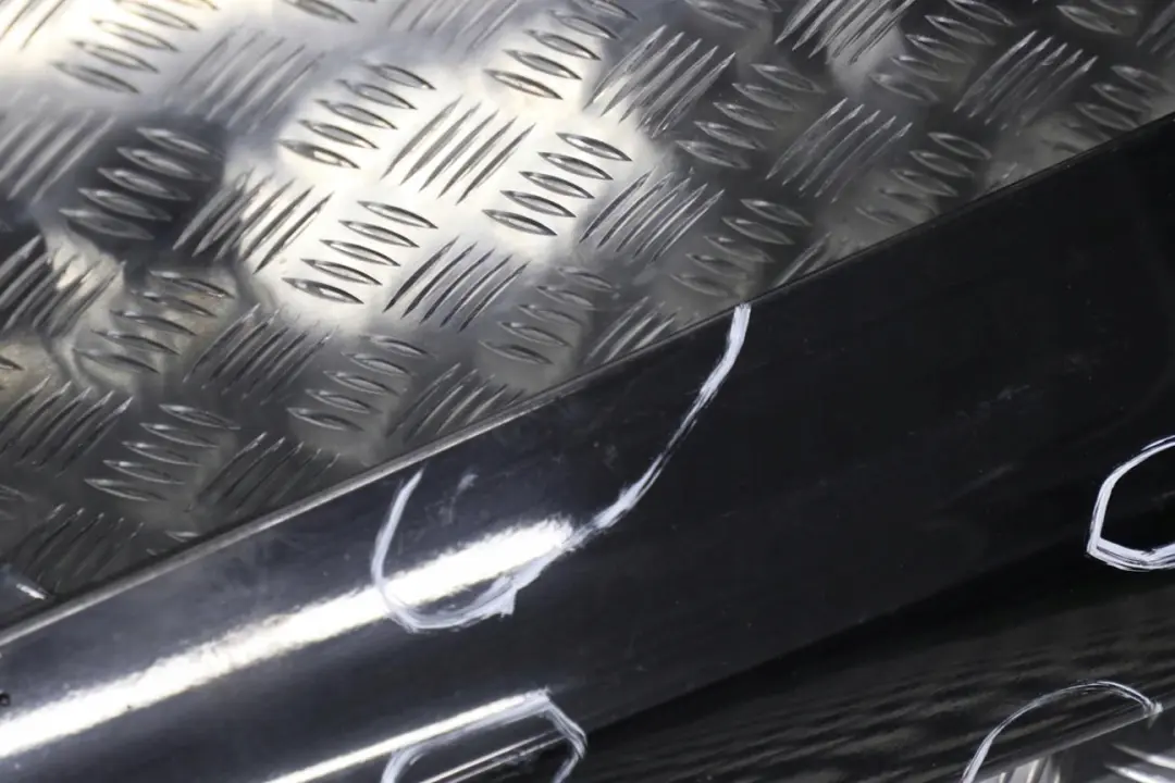 Nakładka próg lewy schwarz II 668 do BMW 1 E81 E82 o numerze 51770036143 BMW 1 E81 E82 Nakładka próg lewy schwarz II 668 - SKU 0036143-SCH4 - Numer Części 51770036143