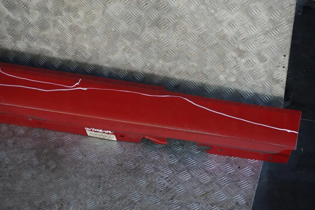 Listello Portiera Apertura Gonna Destra Vermilionrot Rosso per BMW E92 E93 LCI con numero di parte 0038432 BMW E92 E93 LCI Listello Portiera Apertura Gonna Destra Vermilionrot Rosso - SKU 0038432-VER - Numero di parte 0038432