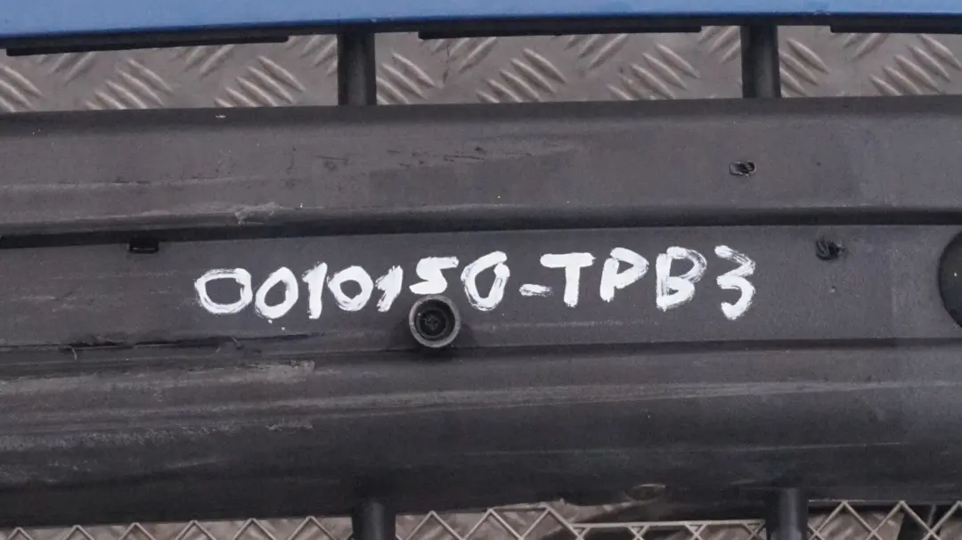 Zderzak przedni przód topasblau 364 do BMW E53 X5 o numerze 0010150 BMW E53 X5 Zderzak przedni przód topasblau 364 - SKU P-0010150-TS1 - Numer Części 0010150