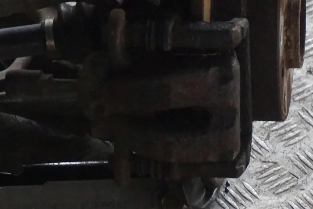 BMW 1 E87 118d M47N2 Abtriebswelle Schwenklager Bremssattel Bremse Hinten Links - SKU 6774809-25 - Teilenummer 6774809