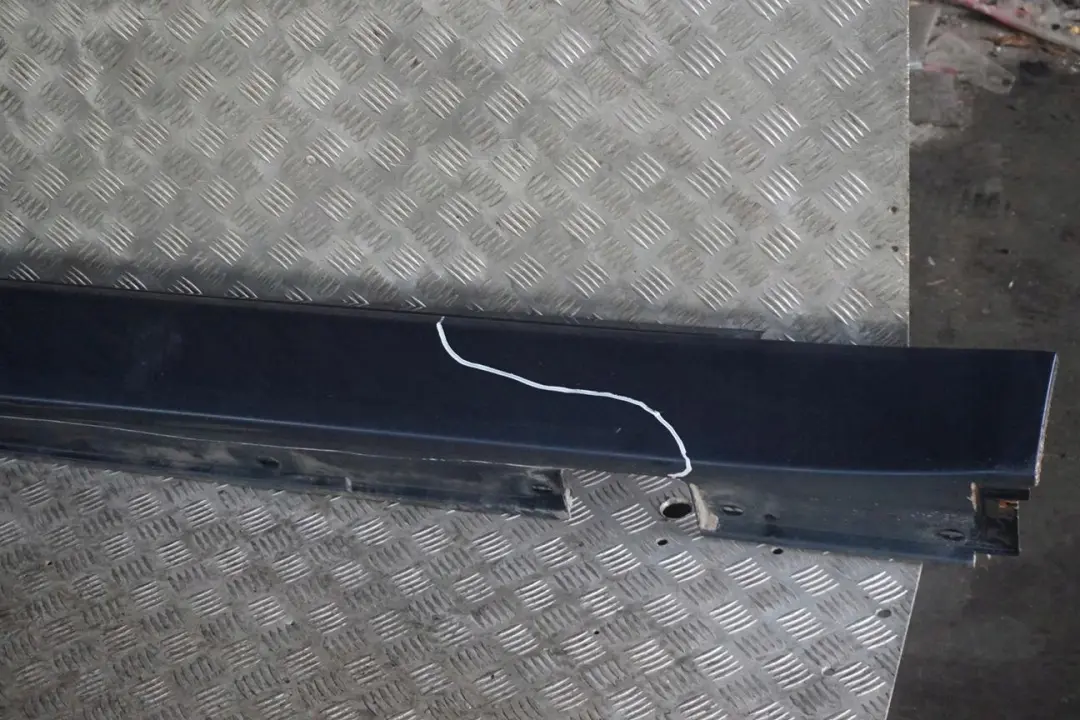 Schwellerleiste Blende Schweller Rechts Tiefseeblau A76 für BMW 5 E60 E61 LCI 2 mit Teilenummer 0422465 BMW 5 E60 E61 LCI 2 Schwellerleiste Blende Schweller Rechts Tiefseeblau A76 - SKU 0422465-DSB2 - Teilenummer 0422465