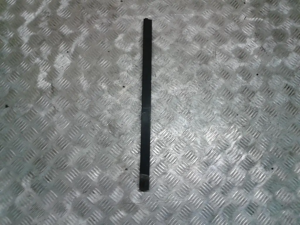 Barre de Guidage de Fenetre Droite Noir 5134 pour BMW X5 E53 à propos du numéro de pièce 8402578 BMW X5 E53 Barre de Guidage de Fenetre Droite Noir 5134 - SKU 8402578 - Numéro de pièce 8402578