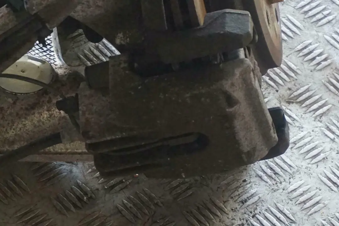 N52 Trasero Derecho Cubo Pierna Portador Pinza De Disco De Freno para BMW E60 525i con número de pieza 6770906 BMW E60 525i N52 Trasero Derecho Cubo Pierna Portador Pinza De Disco De Freno - SKU 6770906-10 - Número de pieza 6770906