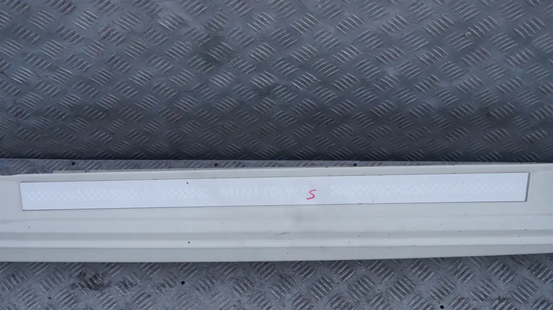 Revetement Seuil Droite Pepper Blanc pour Mini Cooper R56 R57 7 à propos du numéro de pièce 0430300 Mini Cooper R56 R57 7 Revetement Seuil Droite Pepper Blanc - SKU 0430300-PW - Numéro de pièce 0430300