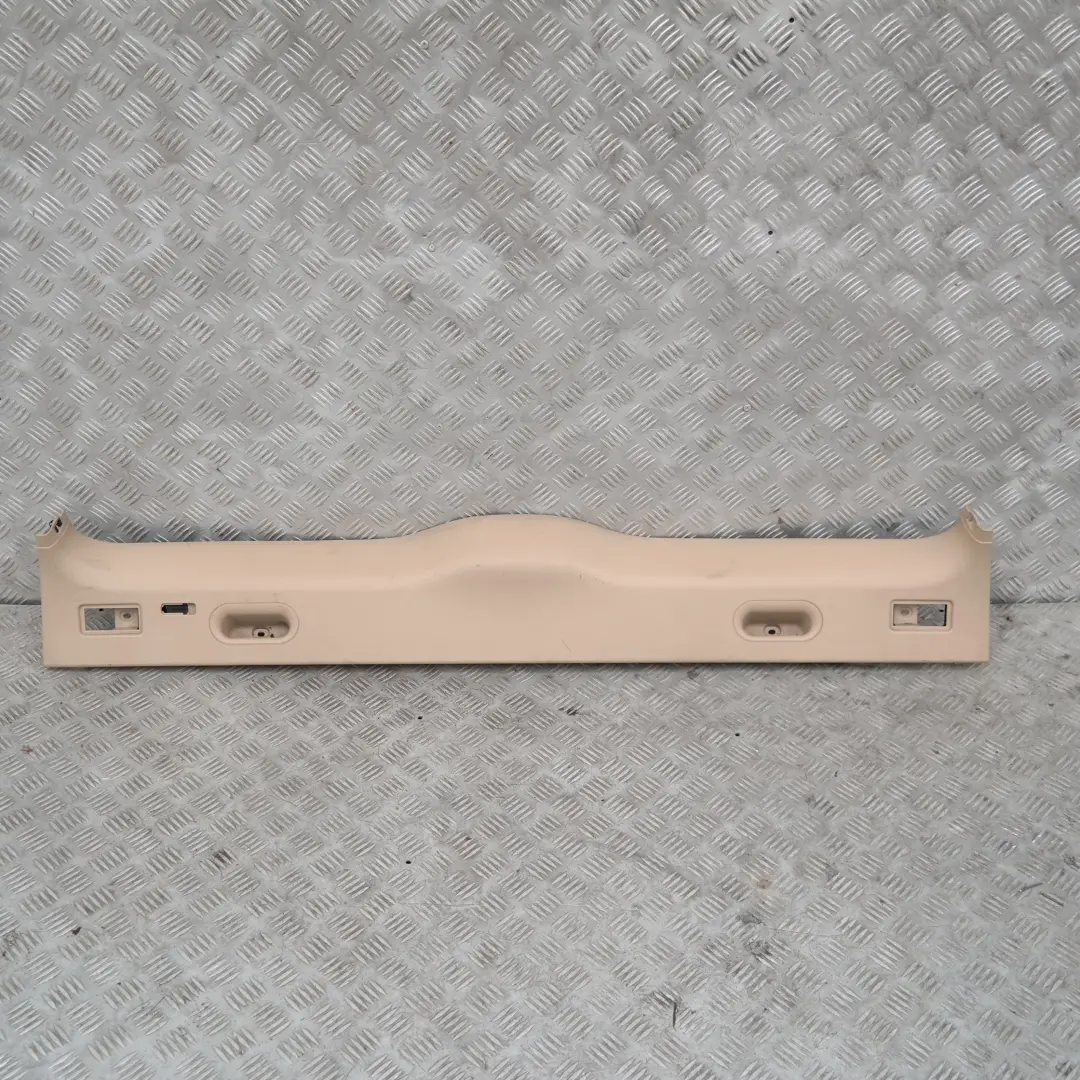 Carenatura Portellone Centro Chiaro Beige 2 51498250112 8250112 per BMW X5 E53 con numero di parte 8402194 BMW X5 E53 Carenatura Portellone Centro Chiaro Beige 2 51498250112 8250112 - SKU 8402194 - Numero di parte 8402194