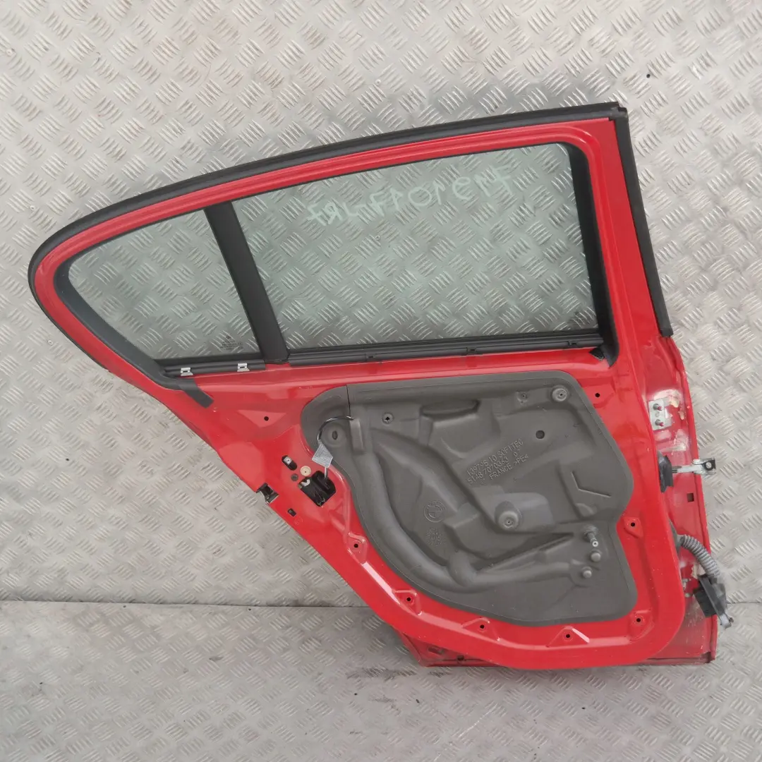 Porta posteriore sinistra Japanrot Rosso Giappone - 438 per BMW E87 con numero di parte 7191017 BMW E87 Porta posteriore sinistra Japanrot Rosso Giappone - 438 - SKU 7191017-JR7 - Numero di parte 7191017