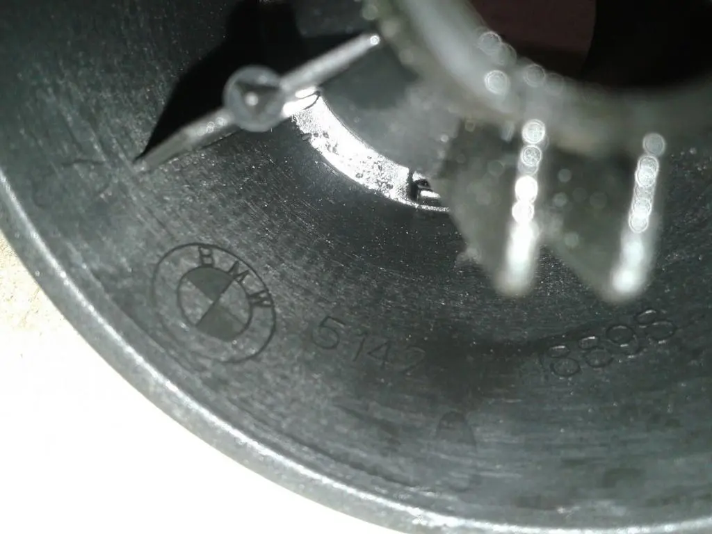 Lunotto Staffa Dell'Impugnatura / Anlaufkegel Destro Nero per BMW E87 con numero di parte 7123506 BMW E87 Lunotto Staffa Dell'Impugnatura / Anlaufkegel Destro Nero - SKU 7118898-1 - Numero di parte 7123506