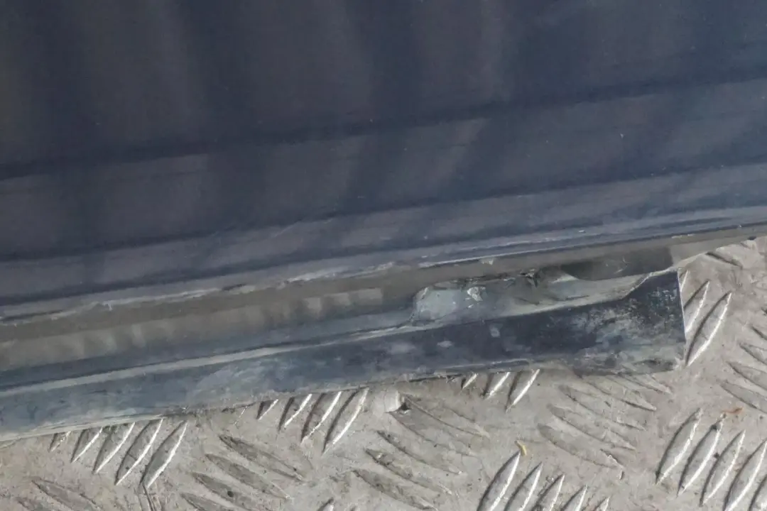 BMW Z4 E85 E86 Izquierda Sill Tira lateral faldon Panel Toledoblau Azul - 482 - SKU 0031109-TDB - Número de pieza 0031109