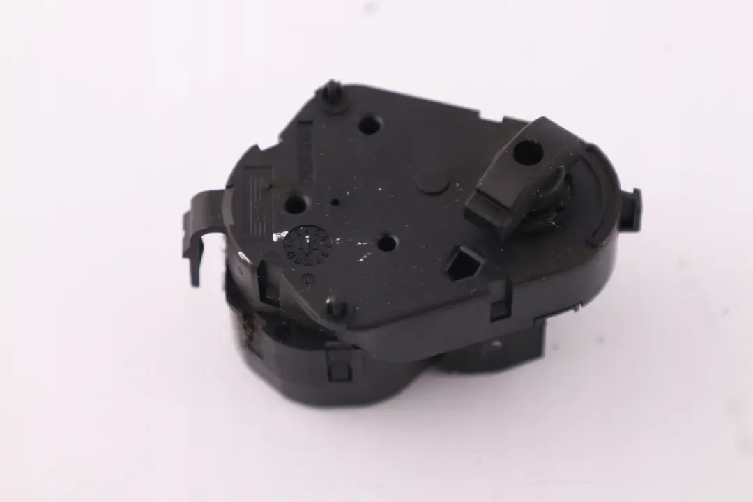 Stellantrieb Umluftklappe für BMW 7 er E65 E66 E67 mit Teilenummer 6911915 BMW 7 er E65 E66 E67 Stellantrieb Umluftklappe - SKU 6911915 - Teilenummer 6911915