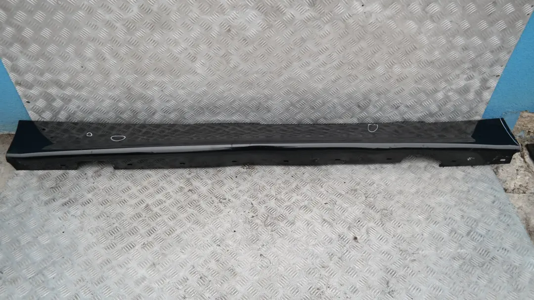 Listón del umbral faldón lateral derecho NEGRO 2 SCHWARZ II - 668 para BMW 3 E87 con número de pieza 51770032948 BMW 3 E87 Listón del umbral faldón lateral derecho NEGRO 2 SCHWARZ II - 668 - SKU 0032948-SCH3 - Número de pieza 51770032948