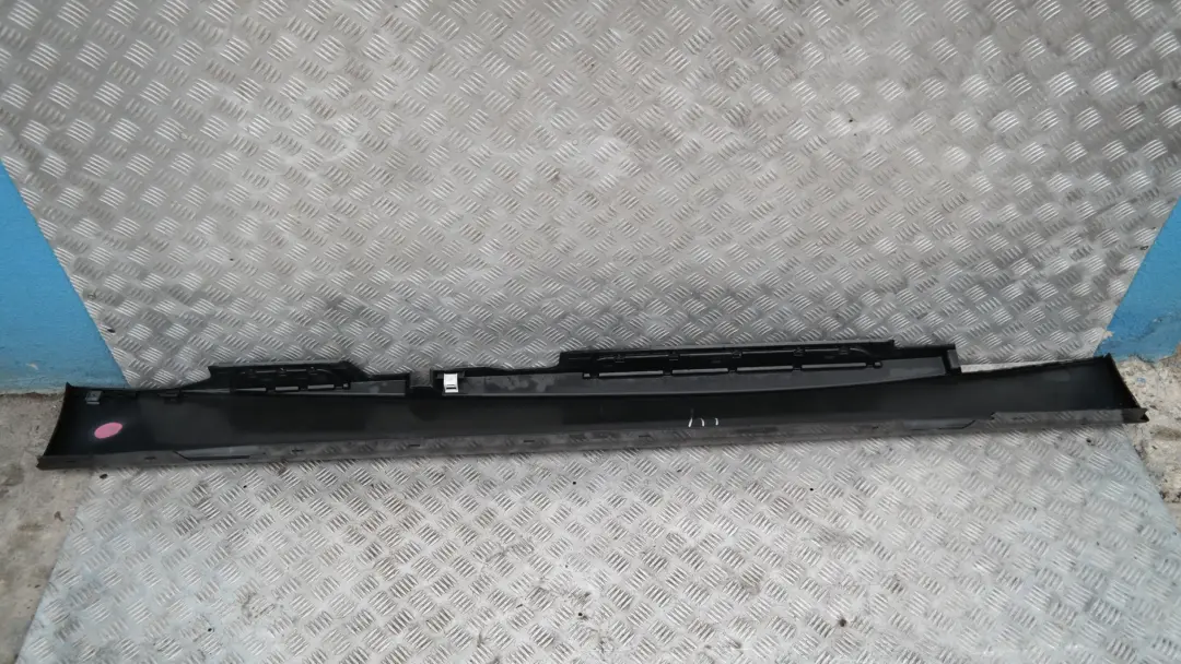 Nakładka próg lewy sparkling graphite A22 do BMW E87 o numerze 0032949 BMW E87 Nakładka próg lewy sparkling graphite A22 - SKU 0032949-SG8 - Numer Części 0032949