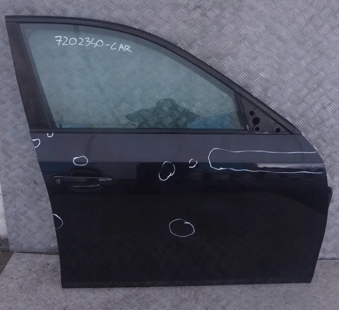 Passeggero Porta Anteriore Destra Nero Carbone - 416 per BMW E60 E61 LCI con numero di parte 7202340 BMW E60 E61 LCI Passeggero Porta Anteriore Destra Nero Carbone - 416 - SKU 7202340-CAR - Numero di parte 7202340