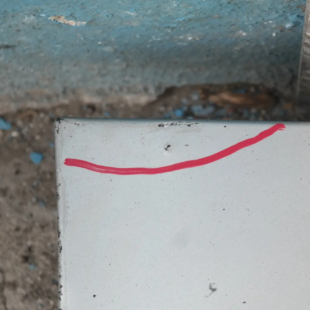 Faldón lateral izquierdo Titansilber Metallic Silver 354 para BMW E87 con número de pieza 32949 BMW E87 Faldón lateral izquierdo Titansilber Metallic Silver 354 - SKU 0032949-TS17 - Número de pieza 32949