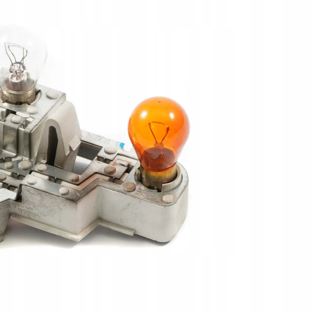 Lampadina Posteriore Destra Portatore Bianco Indicatore per BMW E46 Touring con numero di parte 6900472 BMW E46 Touring Lampadina Posteriore Destra Portatore Bianco Indicatore - SKU 6900472 - Numero di parte 6900472