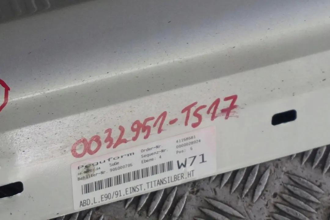 listwa nakładka próg lewy titansilber 354 do BMW E90 o numerze 0032951 BMW E90 listwa nakładka próg lewy titansilber 354 - SKU 0032951-TS17 - Numer Części 0032951