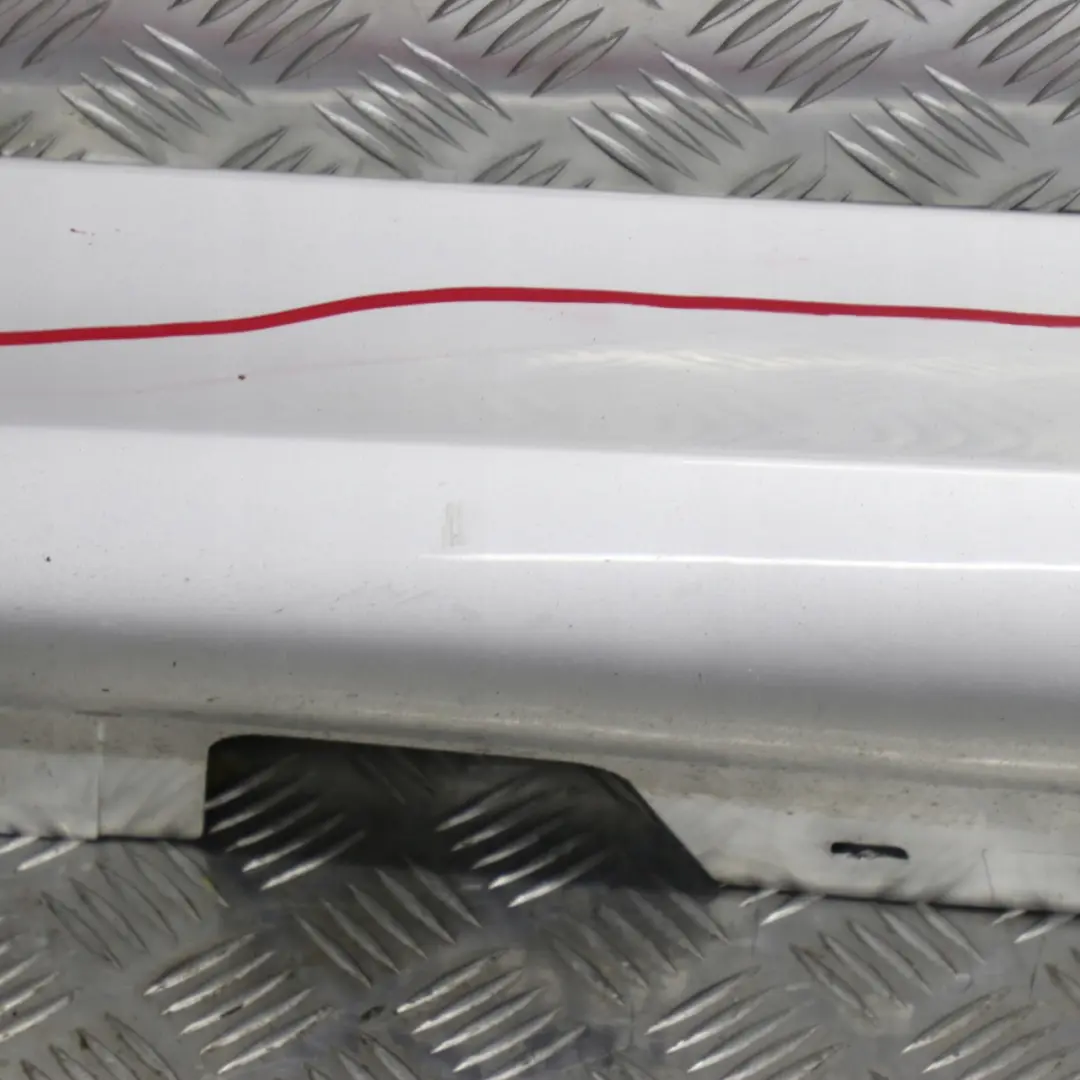 Striscia Davanzale Laterale Gonna Sinistra Titansilber - per BMW E90 E91 M Sport con numero di parte 0033441 BMW E90 E91 M Sport Striscia Davanzale Laterale Gonna Sinistra Titansilber - - SKU 0033441-TS - Numero di parte 0033441