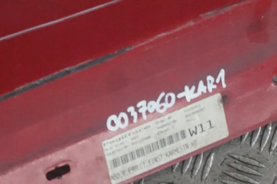 Listello Portiera Apertura Gonna Dx Rosso-Cremisi Rossa per BMW E90 E91 LCI con numero di parte 0037060 BMW E90 E91 LCI Listello Portiera Apertura Gonna Dx Rosso-Cremisi Rossa - SKU 0037060-KAR1 - Numero di parte 0037060