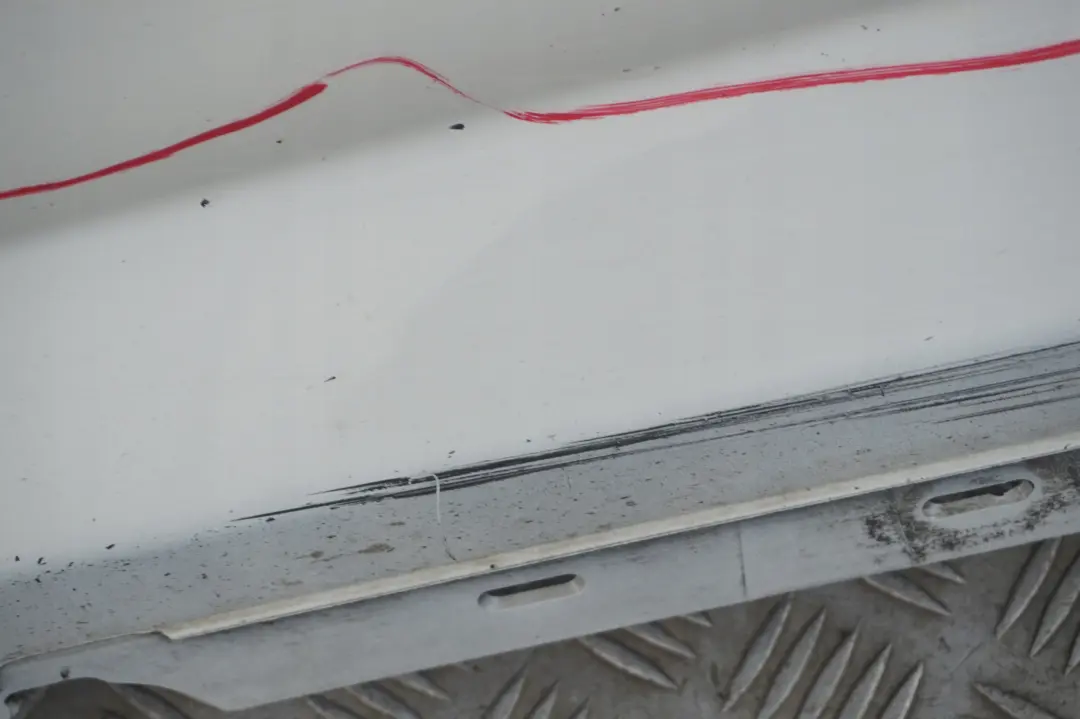 Striscia davanzale Gonna laterale sinistra Alpinweiss Bianco per BMW E81 E82 E88 con numero di parte 0036143 BMW E81 E82 E88 Striscia davanzale Gonna laterale sinistra Alpinweiss Bianco - SKU 0036143-AW1 - Numero di parte 0036143