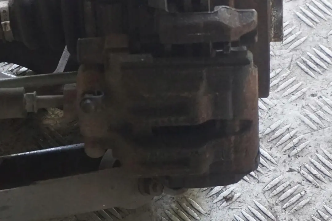 BMW E87 120d M47N2 Trasera Izquierda Suspension Pierna Eje Disco De Freno - SKU 6774809-14 - Número de pieza 6774809