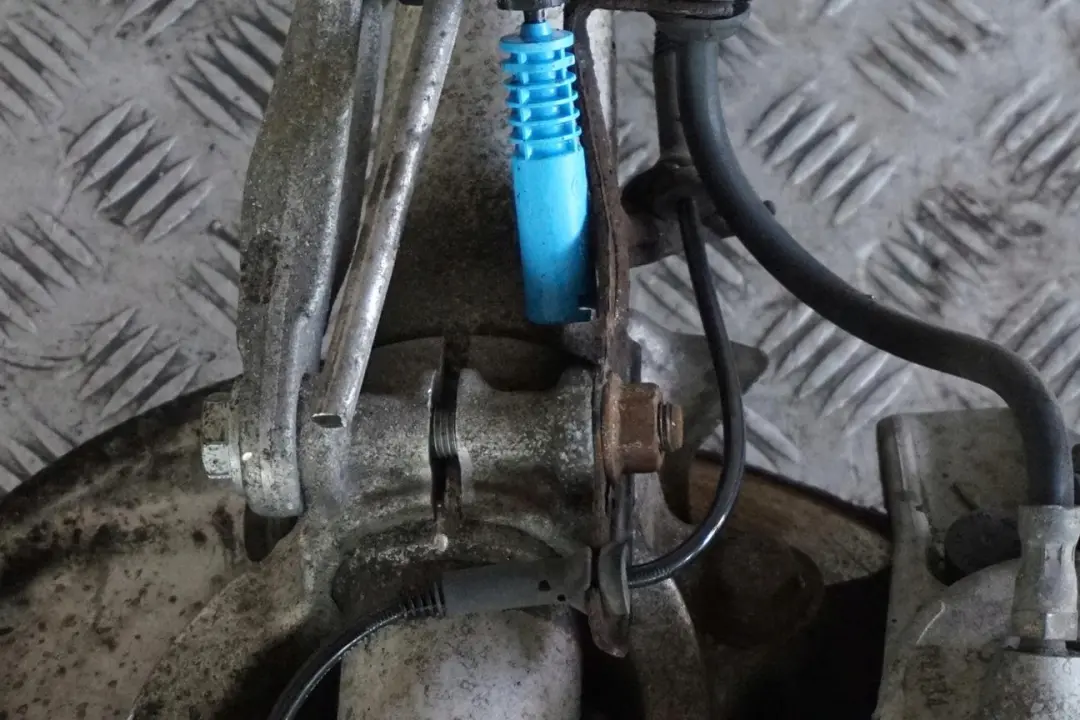 Delantero Derecho Muelle Buje Pata Pinza De Freno Disco para BMW E60 545i con número de pieza 6766994 BMW E60 545i Delantero Derecho Muelle Buje Pata Pinza De Freno Disco - SKU 6766994 - Número de pieza 6766994