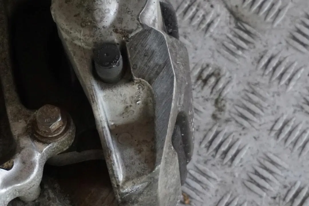 BMW E60 545i Molla Sospensioni Cuscinetto Perno Pinza Freno Davanti Destra - SKU 6766994 - Numero di parte 6766994