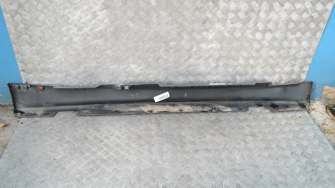 Listón de umbral faldón lateral izquierdo Quarzblau Azul Metalizado para BMW E87 con número de pieza 51770032949 BMW E87 Listón de umbral faldón lateral izquierdo Quarzblau Azul Metalizado - SKU 0032949-QB7 - Número de pieza 51770032949