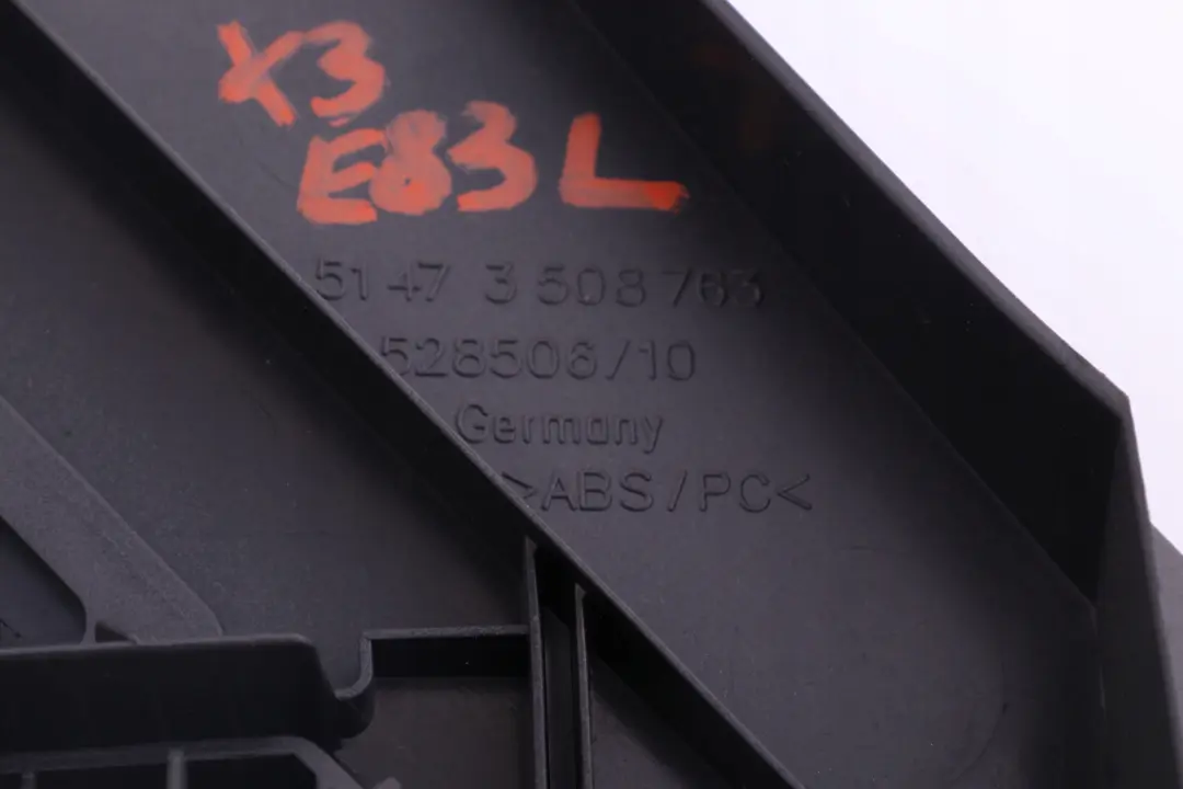 Laterial Trunk Floor Left Vent Louve Basaltgrau para BMW E83 con número de pieza 51473404377 BMW E83 Laterial Trunk Floor Left Vent Louve Basaltgrau - SKU 3404377 - Número de pieza 51473404377