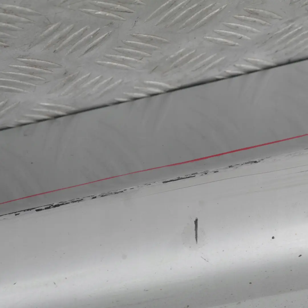 Sill Strip Faldón Lateral Izquierdo Titansilber Silver para BMW 1 E90 E91 con número de pieza 32951 BMW 1 E90 E91 Sill Strip Faldón Lateral Izquierdo Titansilber Silver - SKU 0032951-TS11 - Número de pieza 32951