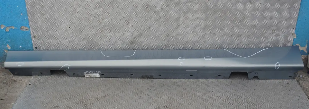 Striscia davanzale gonna laterale sinistra Arktis Metallic - A34 per BMW E90 E91 con numero di parte 0032951 BMW E90 E91 Striscia davanzale gonna laterale sinistra Arktis Metallic - A34 - SKU 0032951-AM9 - Numero di parte 0032951