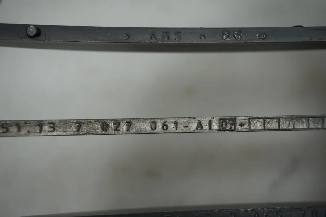 BMW E60 E61 Nerka gril kratka atrapa lewa - SKU 7027061 - Numer Części 7027061