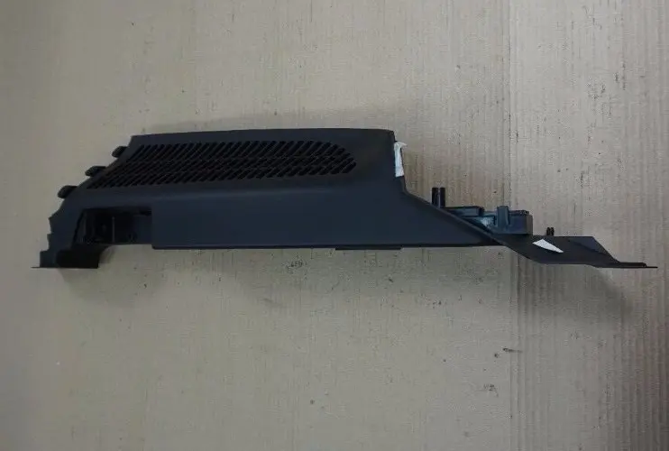 Lateral Trunk Floor Right Vent Louvre Negro para BMW X5 E53 con número de pieza 7027134 BMW X5 E53 Lateral Trunk Floor Right Vent Louvre Negro - SKU 7027134 - Número de pieza 7027134