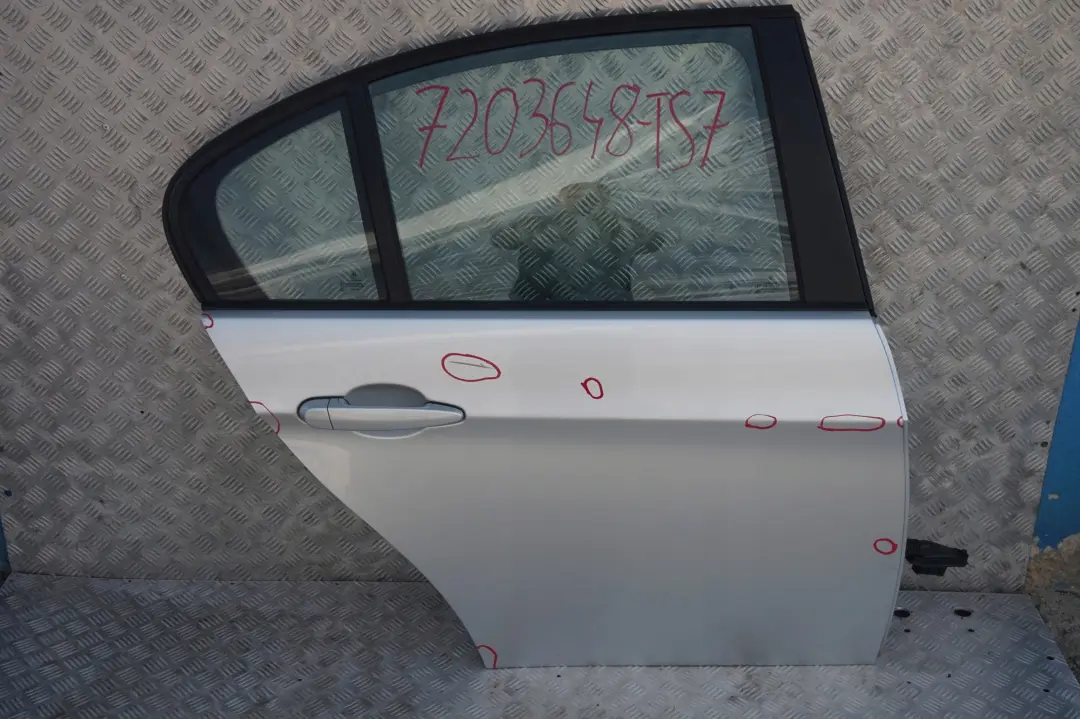 Passeggero Portiera Posteriore Dx Argento-Titanio Argento per BMW E90 E90N LCI con numero di parte 7203648 BMW E90 E90N LCI Passeggero Portiera Posteriore Dx Argento-Titanio Argento - SKU 7203648-TS7 - Numero di parte 7203648