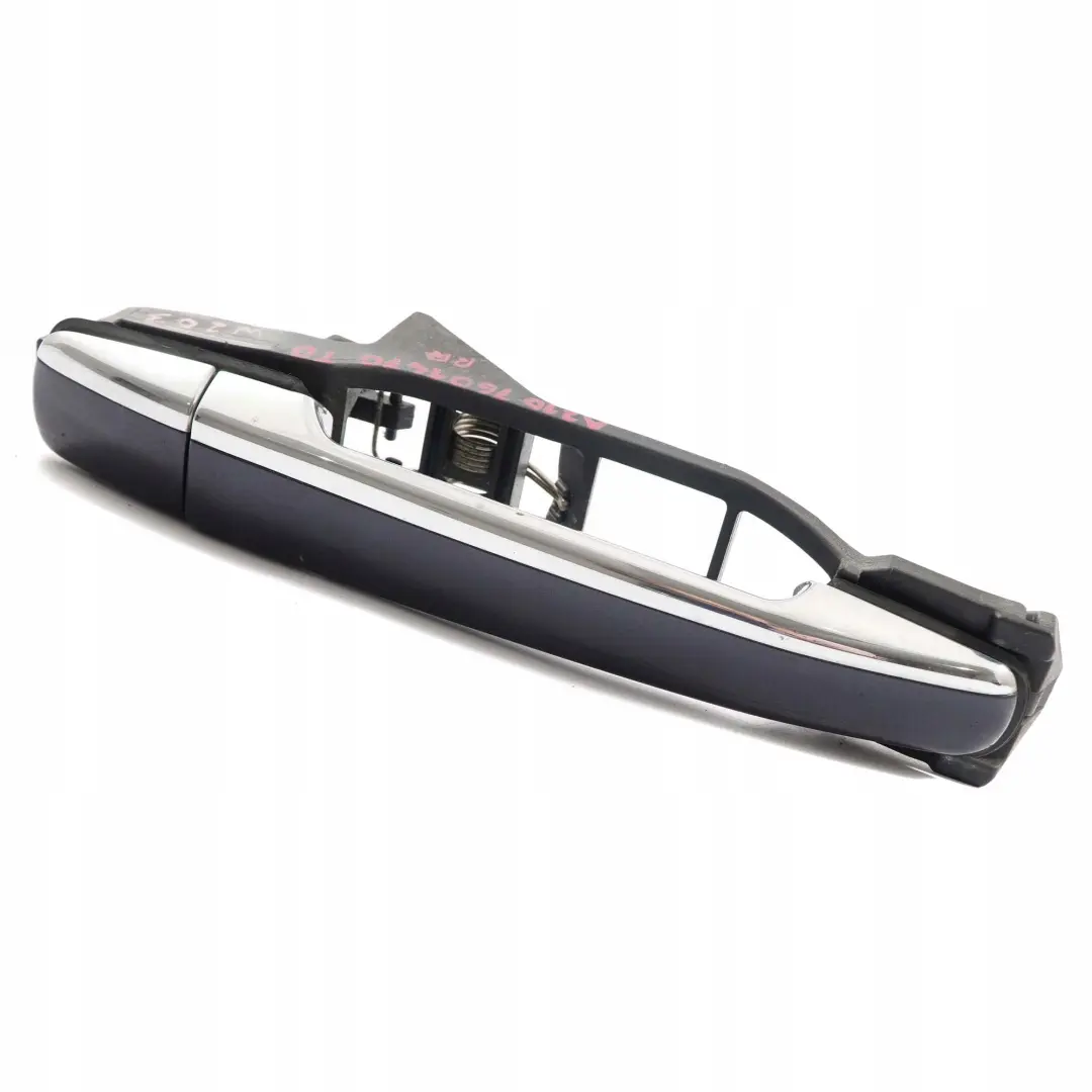 Tirador Puerta Trasera Derecha Azul Tanzanita Metalizado 359 para Mercedes E W210 con número de pieza A2107601470 Mercedes E W210 Tirador Puerta Trasera Derecha Azul Tanzanita Metalizado 359 - SKU A2107601470-TB - Número de pieza A2107601470
