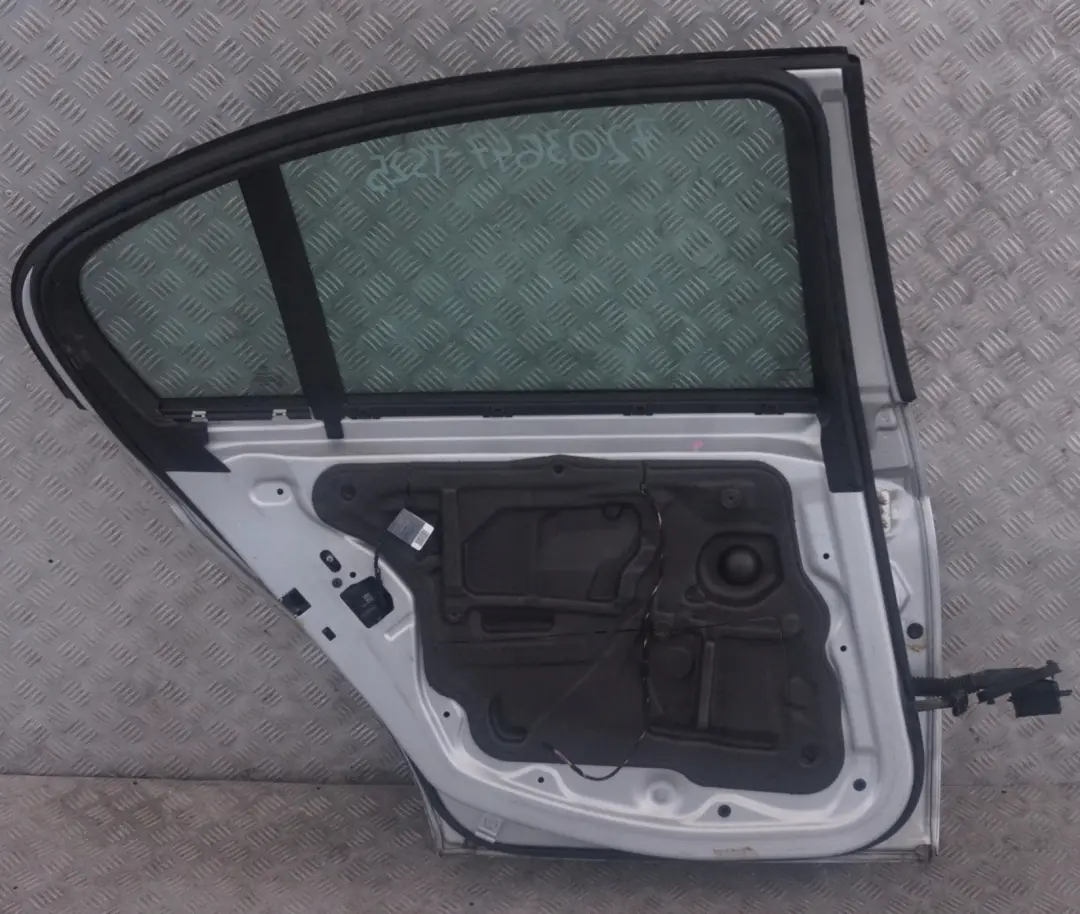 Puerta Trasera Izquierda Titansilber Silver Silber Metallic para BMW E90 E90N con número de pieza 7203647 BMW E90 E90N Puerta Trasera Izquierda Titansilber Silver Silber Metallic - SKU 7203647-TS25 - Número de pieza 7203647