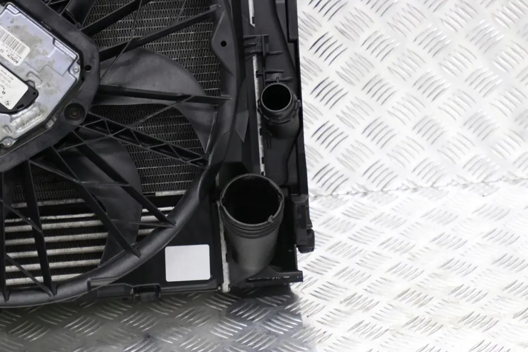 Lüfterzarge mit Lüfter 400W 7588974 für BMW 1 3 er E81 E87 E90 E91 Diesel mit Teilenummer 8506668 BMW 1 3 er E81 E87 E90 E91 Diesel Lüfterzarge mit Lüfter 400W 7588974 - SKU 8506668 - Teilenummer 8506668