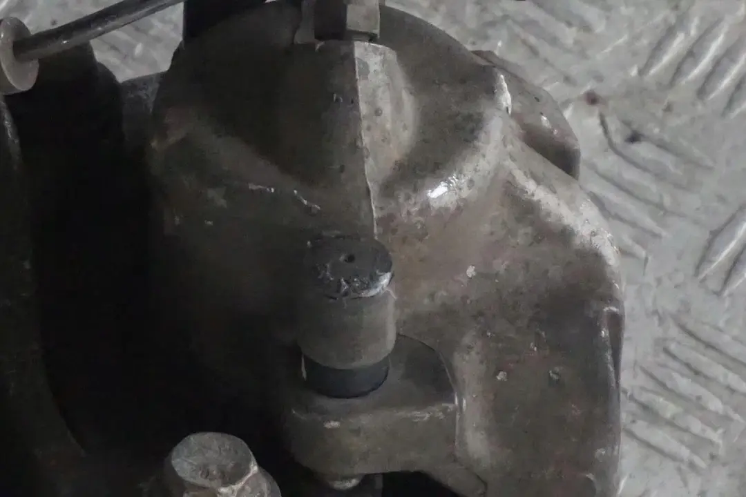 BMW E60 520d M47N2 Delantero Derecho Muelle Puntal Buje Pata Pinza De Freno - SKU 6775056-4 - Número de pieza 6775056