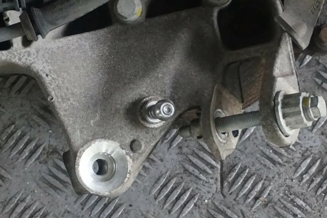Mini R55 Clubman D N47N trasera derecha Pierna Freno Disco Suspensión Hub - SKU 6795660-3 - Número de pieza 6795660