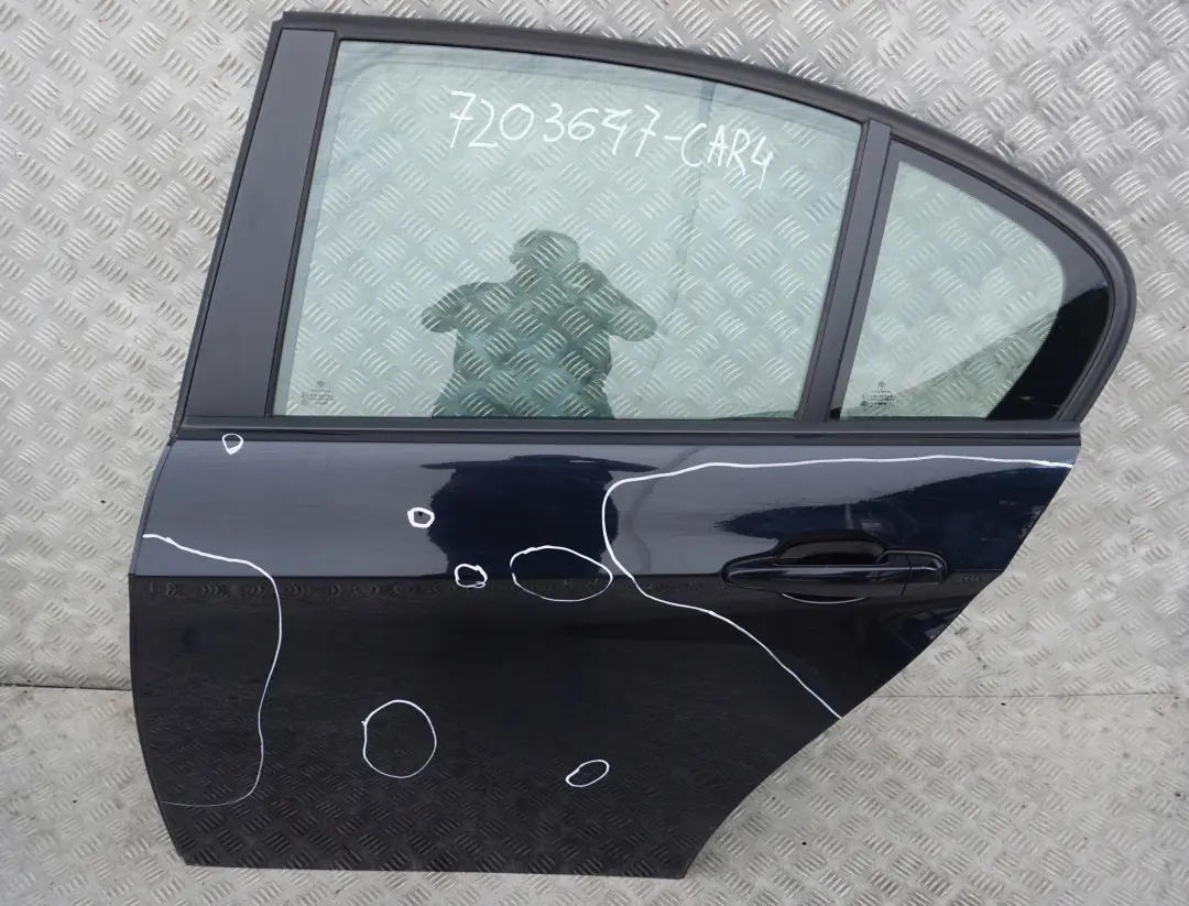 Puerta Trasera Izquierda Carbonschwarz Carbon Black Metallic para BMW 4 E90 E90N con número de pieza 7203647 BMW 4 E90 E90N Puerta Trasera Izquierda Carbonschwarz Carbon Black Metallic - SKU 7203647-CAR4 - Número de pieza 7203647