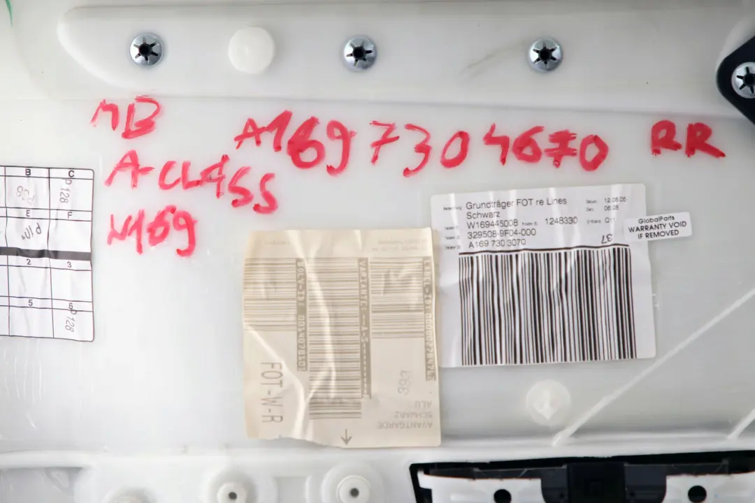 Classe A W169 Revetement de Porte avant A Droite Tissu Noir Anthracite pour Mercedes à propos du numéro de pièce A1697304670 Mercedes Classe A W169 Revetement de Porte avant A Droite Tissu Noir Anthracite - SKU A1697304670 - Numéro de pièce A1697304670