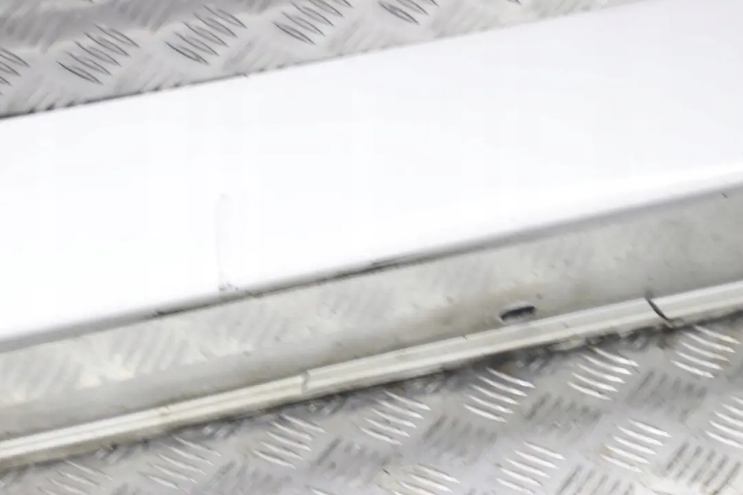 Puerta Sill Side Cover Faldon Derecho O / S Titansilber Plata 354 para BMW E60 E61 4 con número de pieza 0150278 BMW E60 E61 4 Puerta Sill Side Cover Faldon Derecho O / S Titansilber Plata 354 - SKU 0150278-TS4 - Número de pieza 0150278