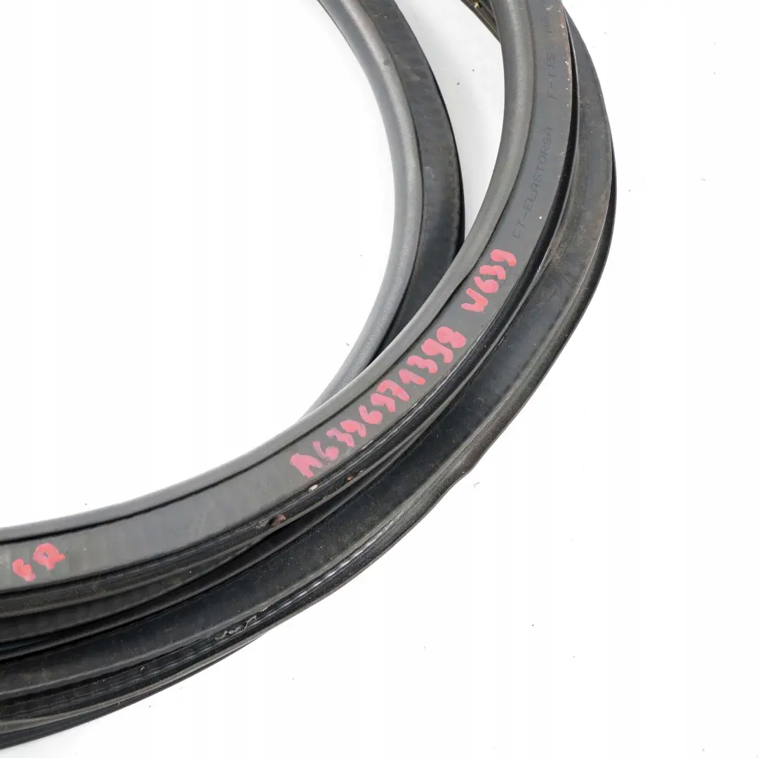 Guarnizione di gomma porta anteriore destra per Mercedes Vito W639 con numero di parte A6396971398 Mercedes Vito W639 Guarnizione di gomma porta anteriore destra - SKU A6396971398 - Numero di parte A6396971398