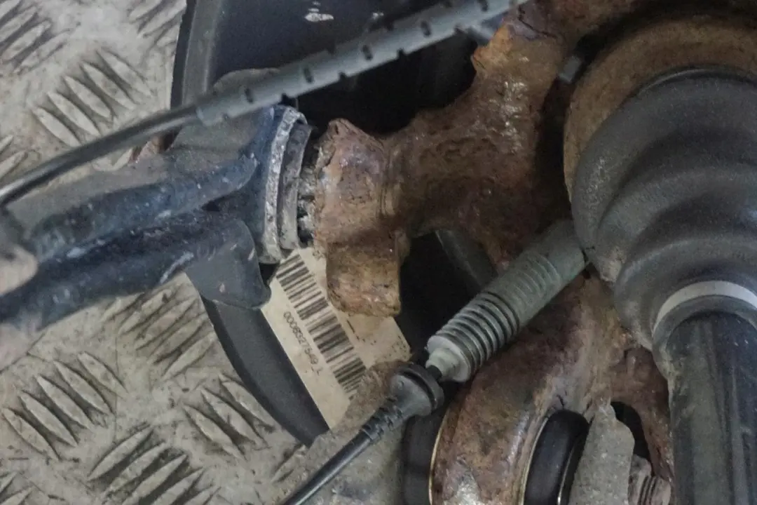 N45 116PS Abtriebswelle Schwenklager Bremssattel Hinten Links für BMW E87 116i mit Teilenummer 6774809 BMW E87 116i N45 116PS Abtriebswelle Schwenklager Bremssattel Hinten Links - SKU 6774809-7 - Teilenummer 6774809