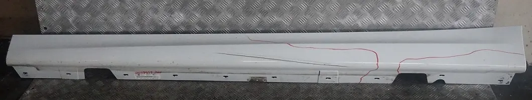 Sill Strip Faldon Lateral Izquierdo Alpinweiss Blanco para BMW E90 E91 M Sport con número de pieza 0033441 BMW E90 E91 M Sport Sill Strip Faldon Lateral Izquierdo Alpinweiss Blanco - SKU 0033441-AW - Número de pieza 0033441