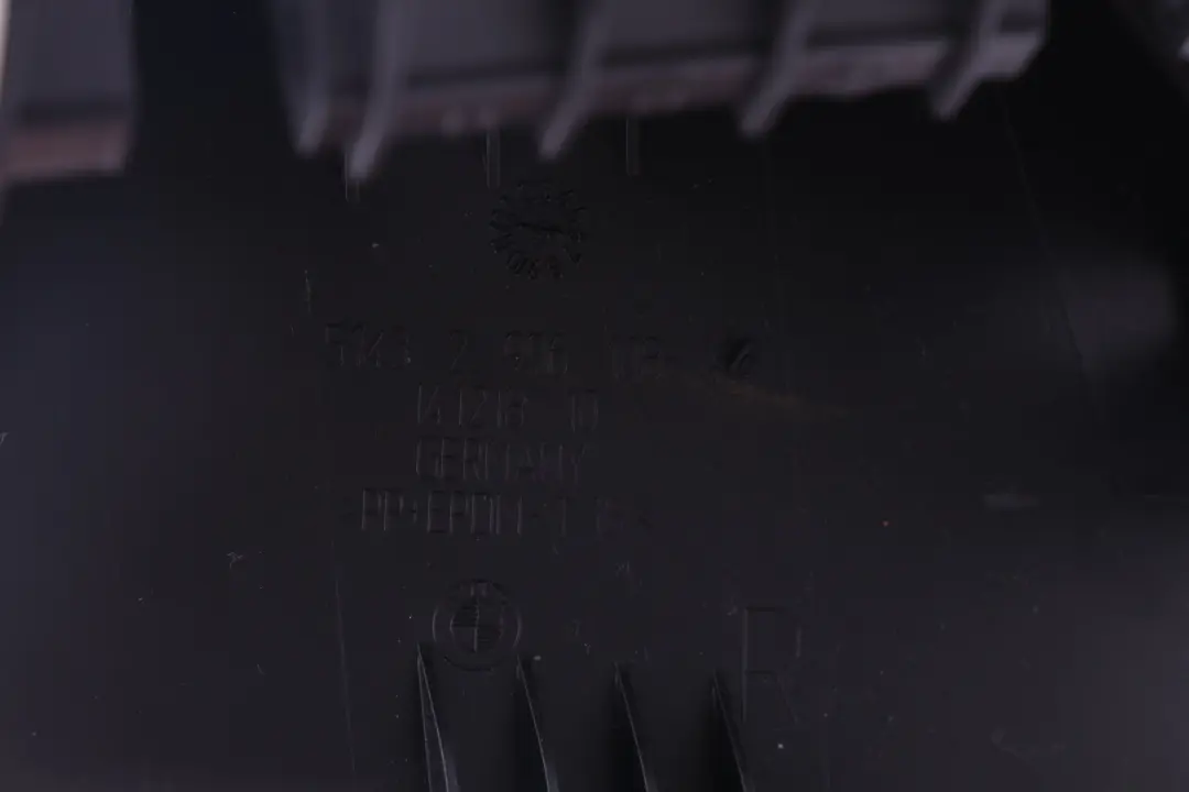 Tapa Guia Salida Cinturon Tunel Trasero Izquierdo ANTHRAZIT para BMW E82 con número de pieza 2996361 BMW E82 Tapa Guia Salida Cinturon Tunel Trasero Izquierdo ANTHRAZIT - SKU 2996107 - Número de pieza 2996361