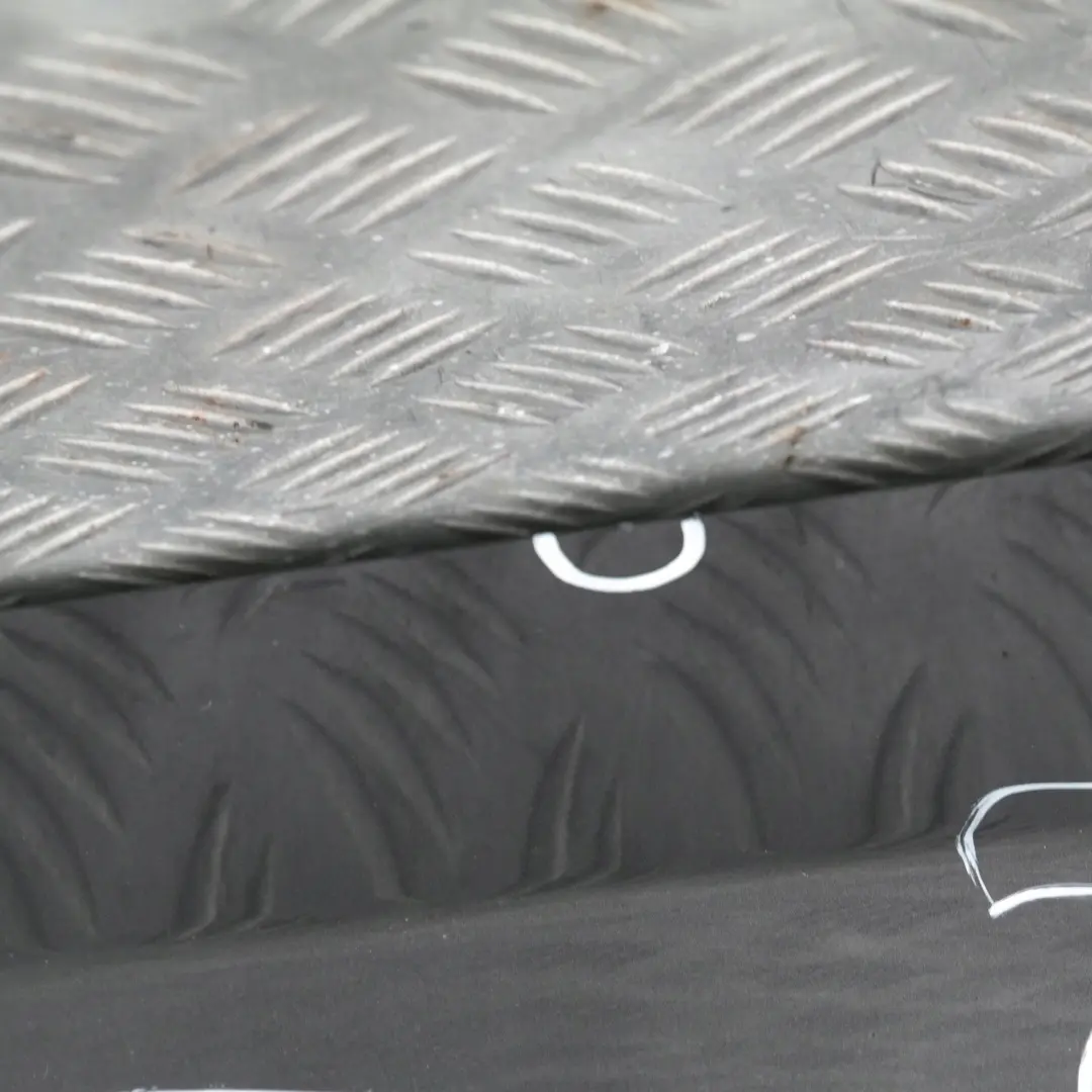 Sill Strip Side Skirt Left Sparkling Graphite Metallic para BMW E90 E91 con número de pieza 32951 BMW E90 E91 Sill Strip Side Skirt Left Sparkling Graphite Metallic - SKU 0032951-SG23 - Número de pieza 32951