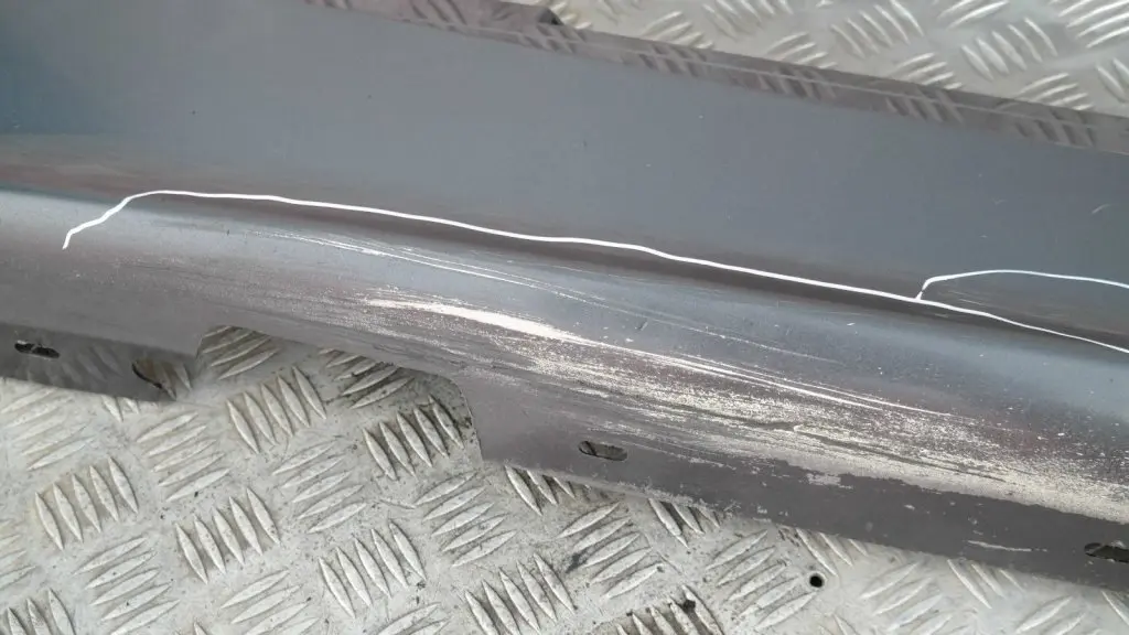 Faldon lateral izquierdo Sparkling Graphite Metallic para BMW 5 E87 con número de pieza 51770032949 BMW 5 E87 Faldon lateral izquierdo Sparkling Graphite Metallic - SKU 0032949-SG5 - Número de pieza 51770032949